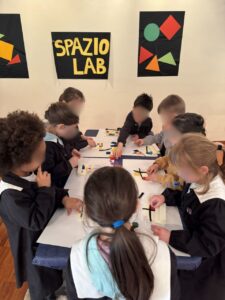 Il gruppo della prima B dell'Educandato Uccellis in visita a Casa Cavazzini